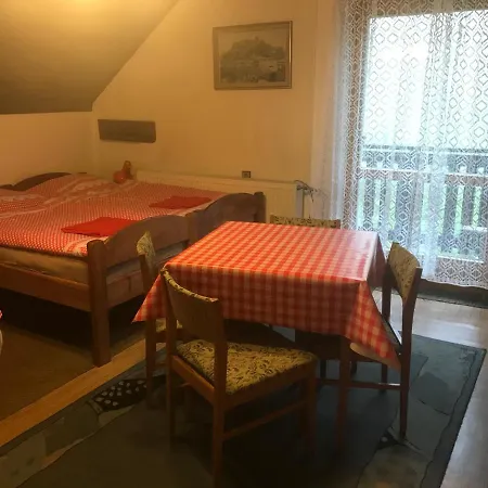 U Pichleru Деревянный коттедж *
